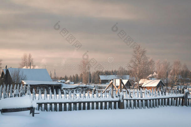 俄罗斯一个下雪的早晨，<strong>村子</strong>里的小屋