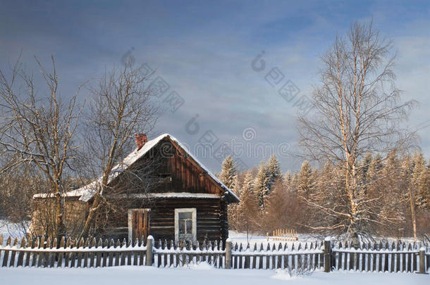 俄罗斯一个下雪的早晨，<strong>村子</strong>里的小屋