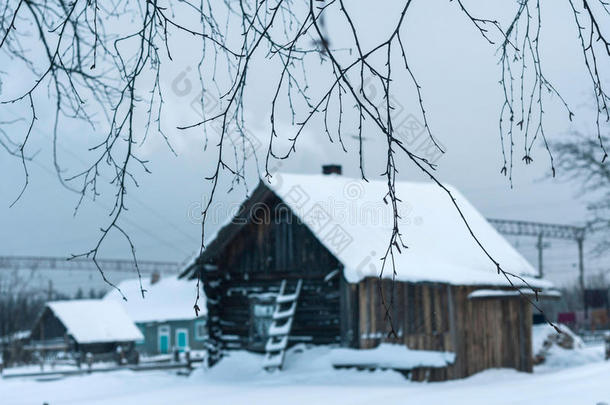 俄罗斯一个下雪的早晨，村子里的小屋