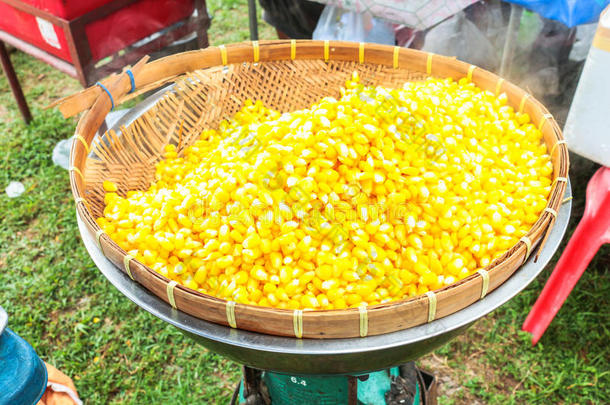 泰国篮子上的新鲜蒸玉米