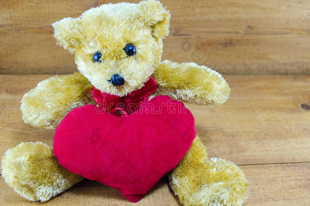 棕色泰迪熊抱着一颗红色的大心脏