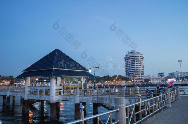 城市海岸夜购物泰国