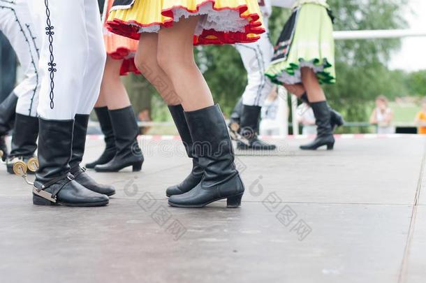 斯洛伐克<strong>民族舞蹈</strong>的片段与多彩的衣服
