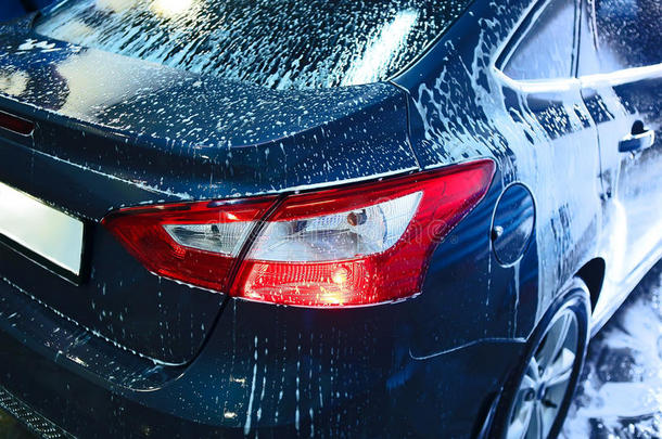 汽车在洗车时被泡沫覆盖
