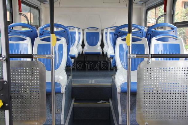 和后面蓝色波哥大公共汽车