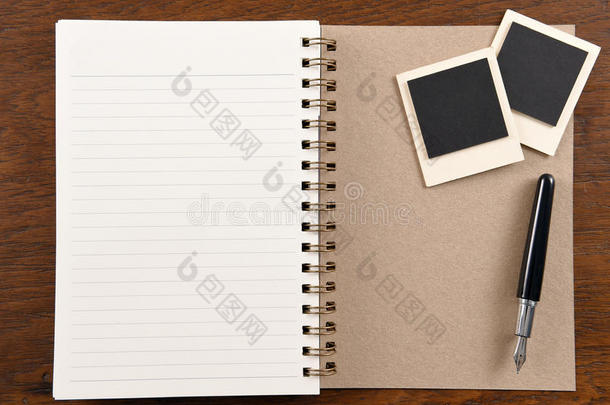 带笔和相框的空白笔记本