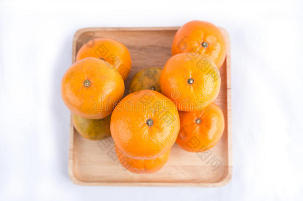 一组橘子，橘子果实分离在白巴上