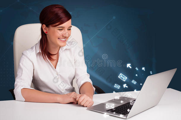 一位年轻女士坐在dest，在笔记本电脑上输入信息图标