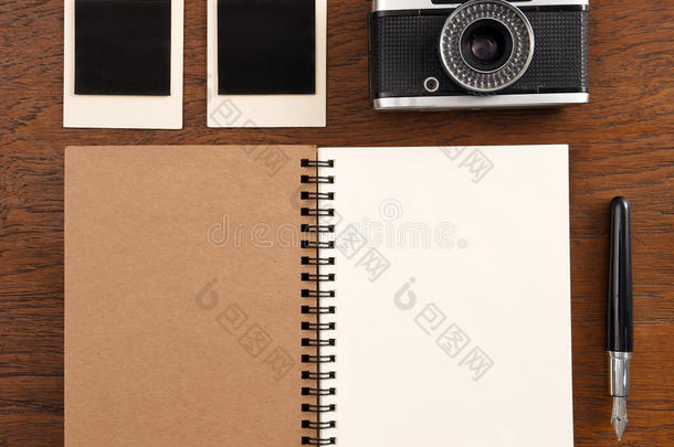 带笔、相框和照相机的空白笔记本