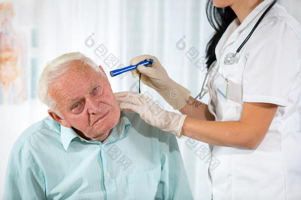 医生检查病人的耳朵