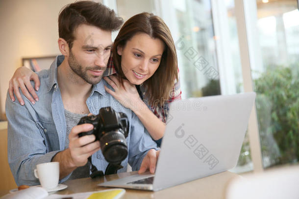 一对夫妇在笔记本电脑上看照片