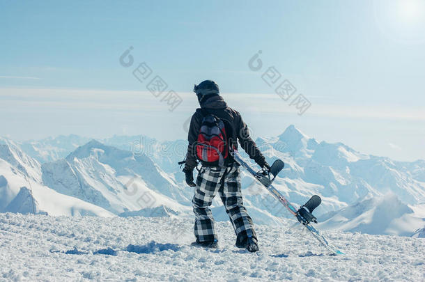 山上的滑雪自由行者