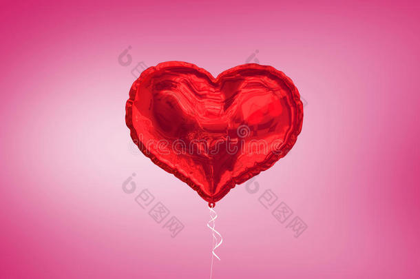 粉红色背景上的一个大的红色心脏气球