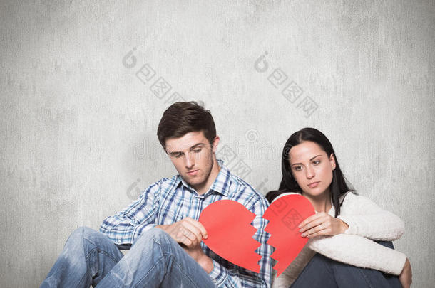 年轻夫妇坐在地板<strong>上心</strong>碎的复合图像