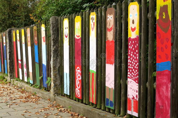 木栅栏上的儿童艺术画