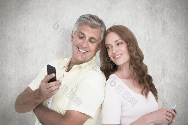 他们手机上休闲情侣的复合图像