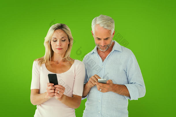 幸福夫妇在智能手机上发短信的复合图像