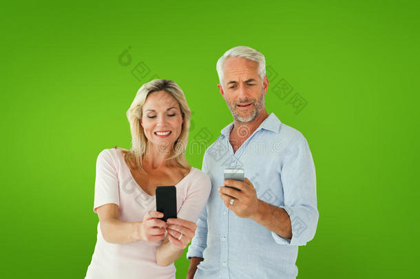 幸福夫妇在智能手机上发短信的复合图像