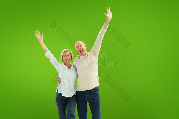 快乐成熟夫妇在镜头前欢呼的复合图像