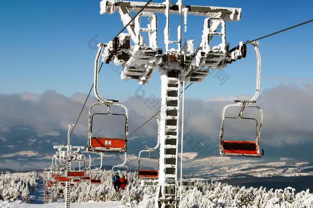 椅子升降机在塞拉克山为下坡滑雪者