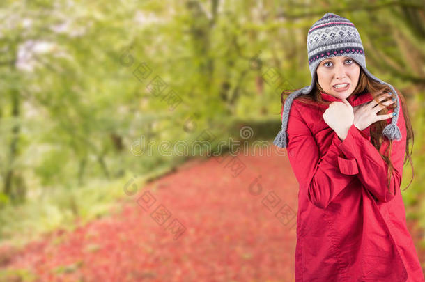 冷红头发穿外套戴帽子的复合图像