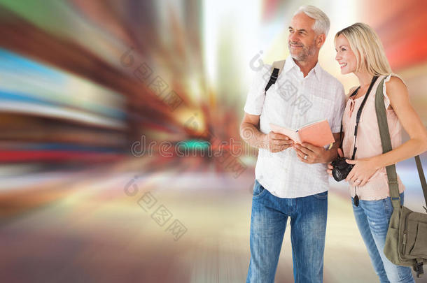 <strong>使用指南</strong>的快乐旅游夫妇的复合图像