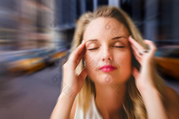 头痛妇女的复合图像