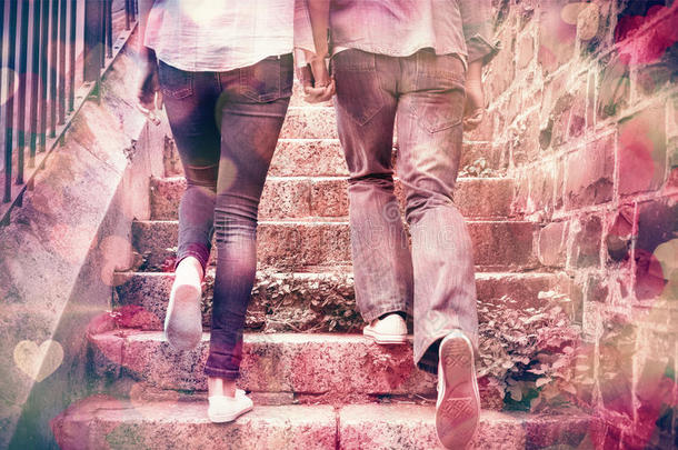 时髦的年轻夫妇走上台阶