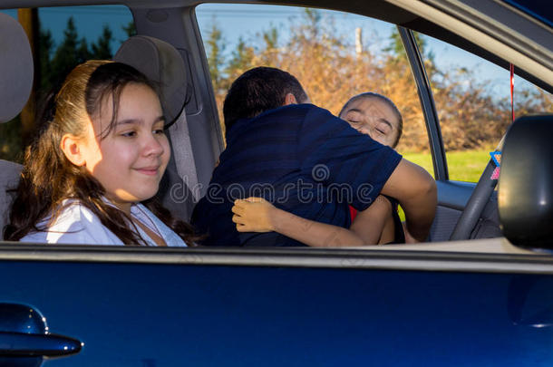 爸爸在车里拥抱女儿