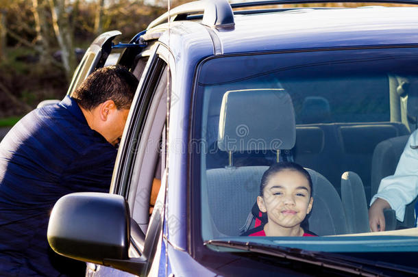 当姐妹们耐心地等待时，爸爸让儿子坐在车里