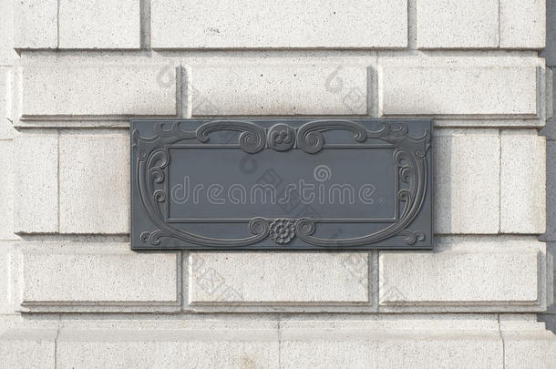 墙上的一个老式风格的门牌。