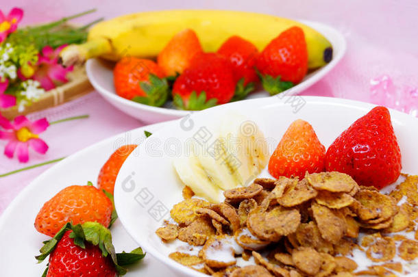 <strong>美味</strong>的健康早餐玉米<strong>片</strong>，草莓和<strong>香蕉</strong>