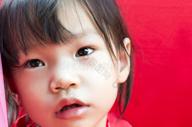 穿中国传统红唐装的中国女孩
