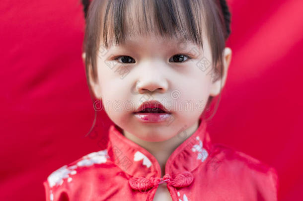 穿中国传统红唐装的中国女孩