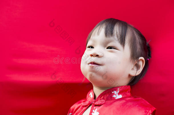 穿中国传统红<strong>唐装</strong>的中国女孩