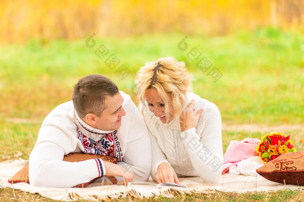 一对夫妇<strong>一起去</strong>野餐读小说