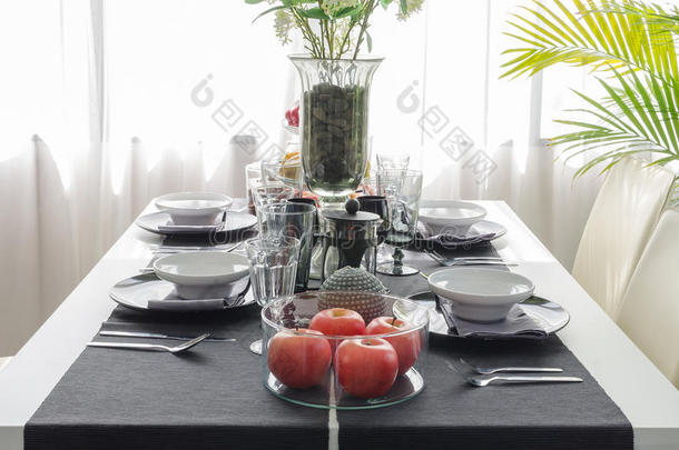 黑白现代餐桌