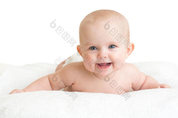可爱的<strong>微笑婴儿躺</strong>在白色毛巾上