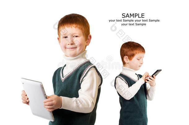可爱的红色头发的孩子姿势与平板电脑和智能手机。 孤立的。 放你的短信
