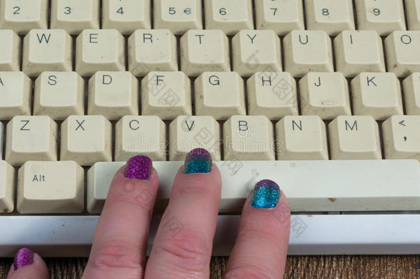 键盘空格键上的手指