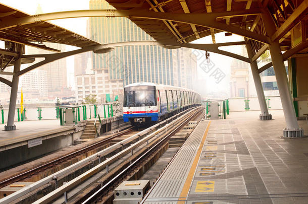 曼谷城市重要的城市交通中的BTS天空列车