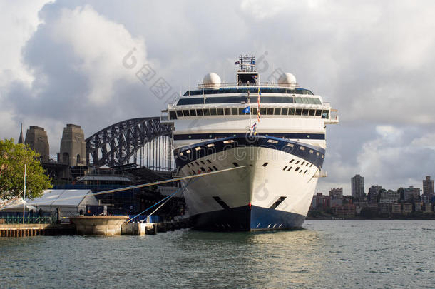 游轮和<strong>悉尼海港大桥</strong>，澳大利亚