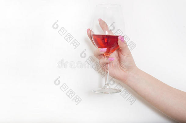 一杯红酒在女人手里