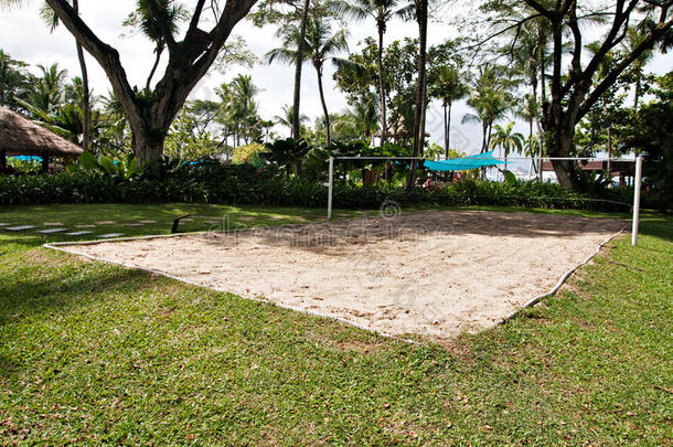 在一棵树荫下的沙子上建造的游戏场。