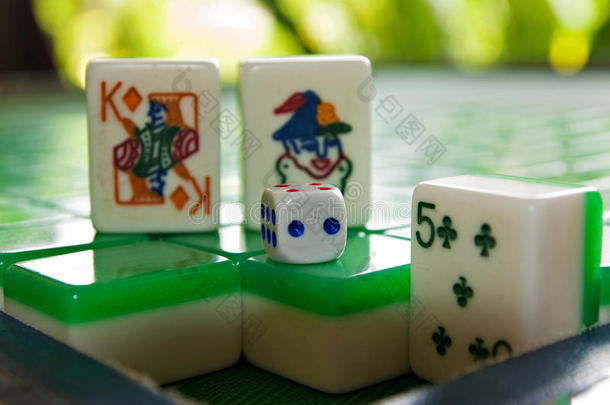 麻将牌和麻将桌上的骰子游戏。