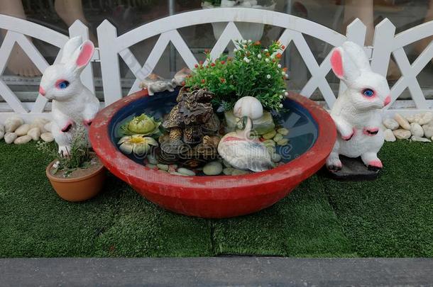 一对兔子，鸭子和乌龟在迷你模拟花园。