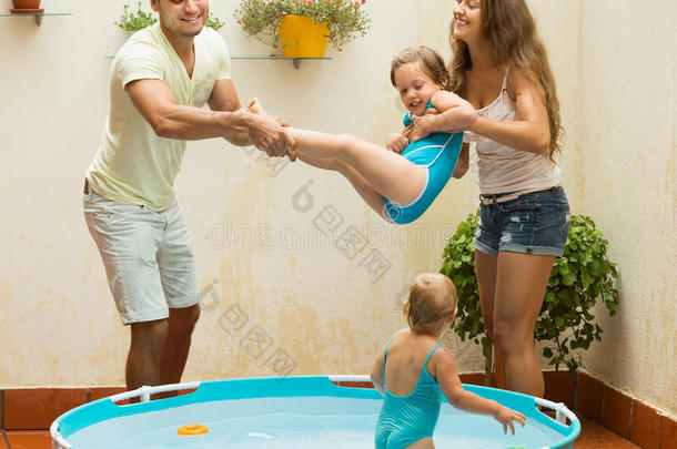 一家人在<strong>儿童游泳</strong>池玩得开心