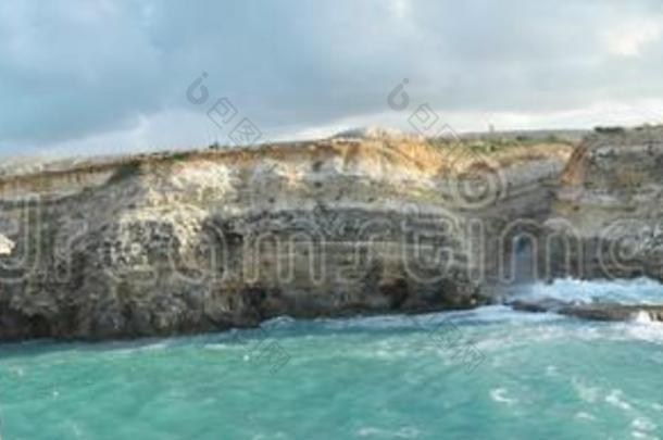 被遗弃的海湾蓝色建筑悬崖