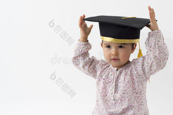戴毕业帽的女孩被隔离在白色上
