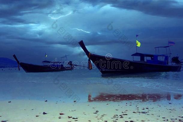 深蓝色的天空笼罩着渔夫船泰国